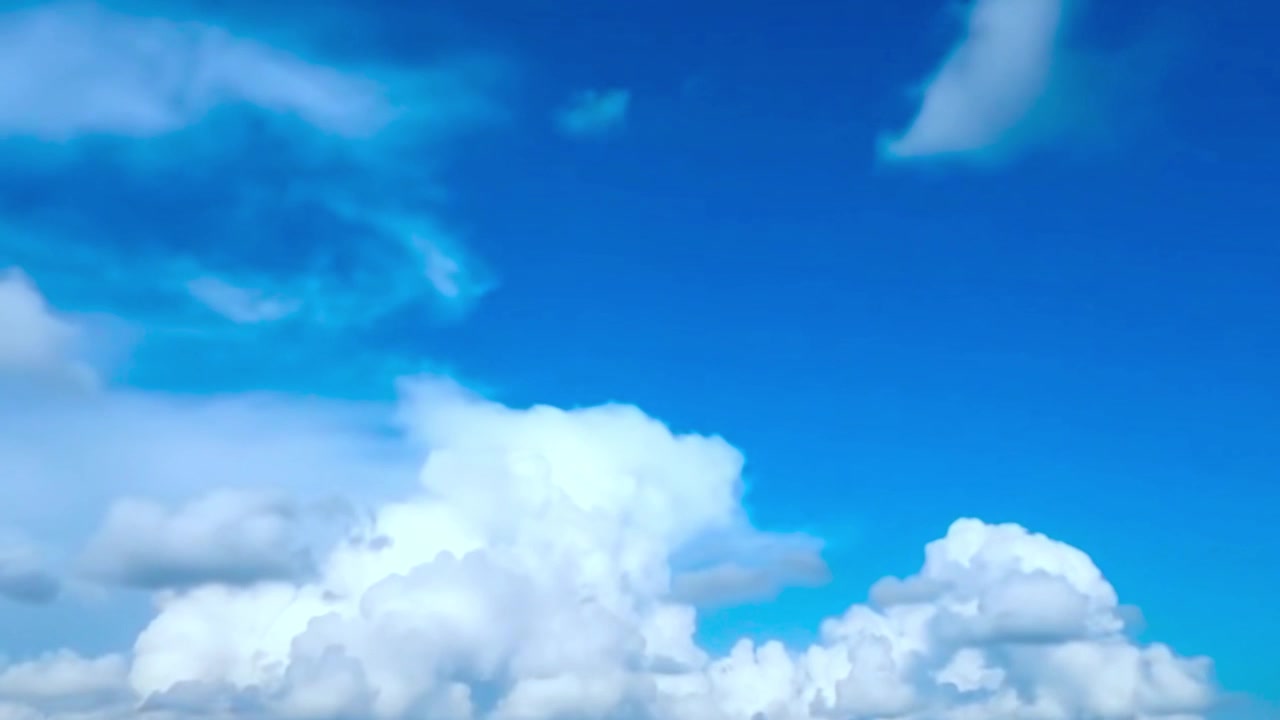 Bellissimo Cielo Azzurro Brillante con Grandi Nuvole Bianche e Soffici