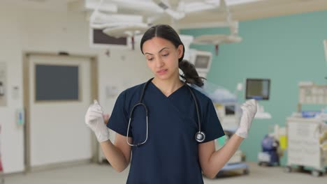 doctora india tensa quitando la gorra quirúrgica después de una operación fallida