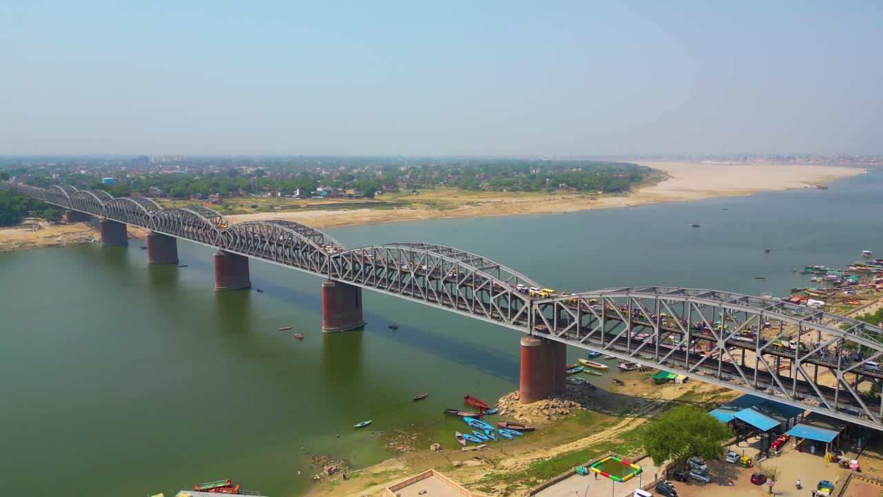 vista aérea del río ganga y los ghats en varanasi, india
