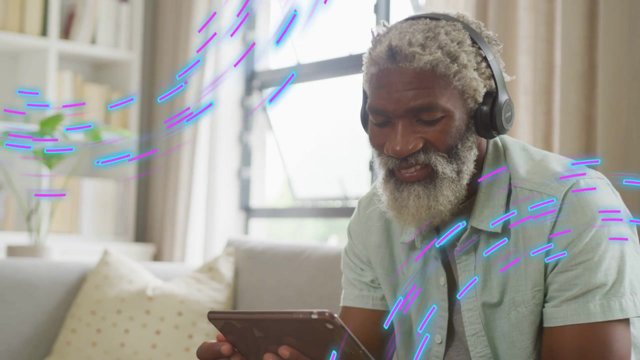 Uomo maturo che tocca il tablet, guarda e sorride mentre strisce blu scorrono sul soggetto per l'UX.