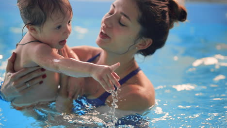 Lindo-Bebé-Disfrutando-Con-Su-Madre-En-La-Piscina.