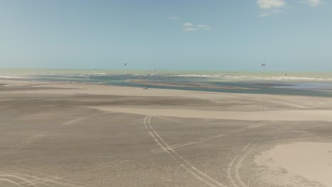 fotografía reveladora de un dron que muestra a los kitesurfistas durante un día de viento en brasil