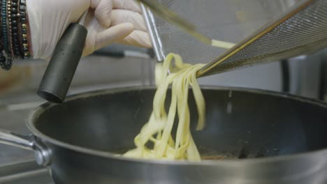 Un-Chef-Profesional-En-Italia-Está-Preparando-Un-Plato-De-Pasta-Y-Gambas-En-Su-Cocina---04