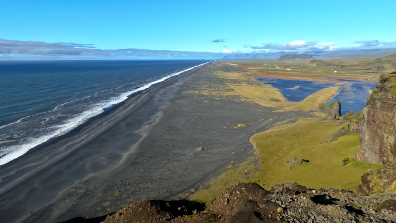 Vista panorâmica da vasta costa de areia preta de Vik estendendo-se em direção ao horizonte, Islândia