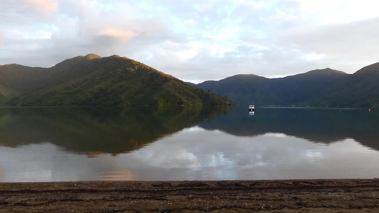 한적한 코브 - 캠프 베이, 노력 입구에서 바다, 하늘, 땅의 아름다운 이른 아침 황금시간 반사