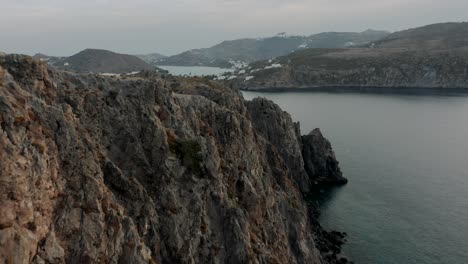 Antena-Sobre-Patmos,-Rocas-De-Grecia