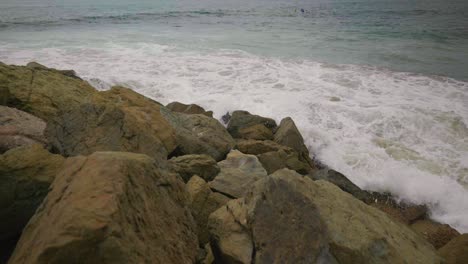 olas rompiendo en rocas en cámara lenta