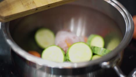 Corte-De-Calabacín-A-La-Preparación-De-Sopa-De-Verduras