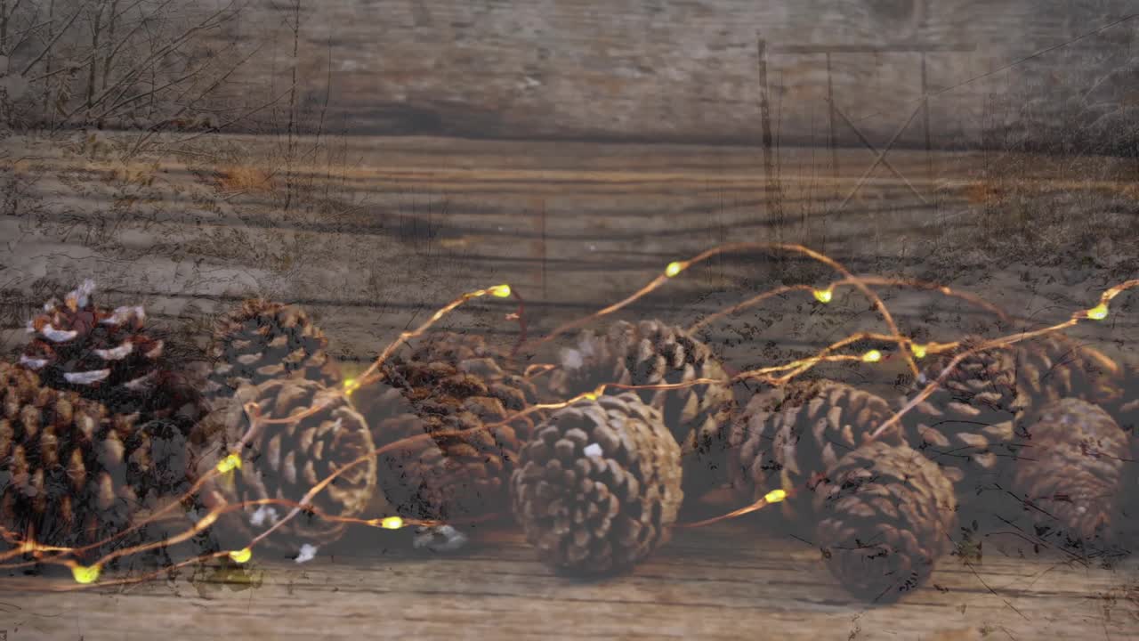 나무 표면 위 에 있는 소나무  ⁇  의 애니메이션 크리스마스 장식