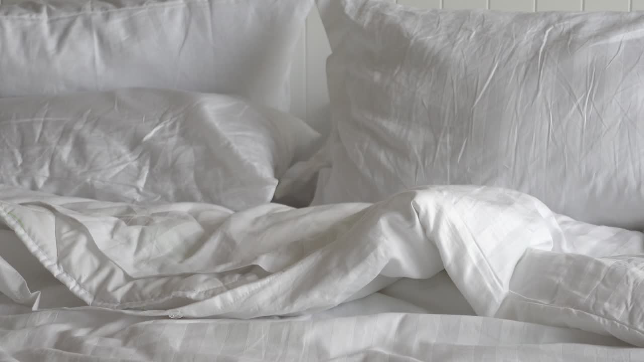 cama blanca sin hacer