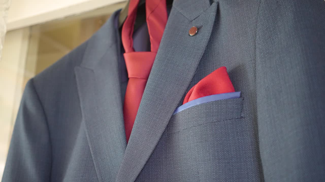 traje de boda azul con corbata roja y pañuelo 4k