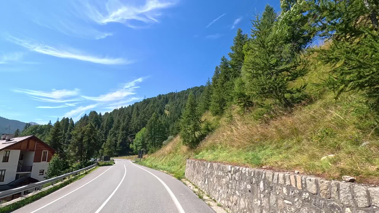 울창하고 산악 지형을 가로질러 조용한 운전