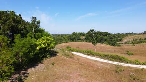 camino rural en las montañas tropicales durante el verano en las islas sumba, nusa tenggara oriental, indonesia