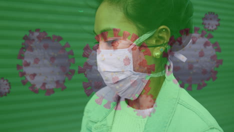las células del coronavirus se extienden sobre la mujer estornudando con la máscara.