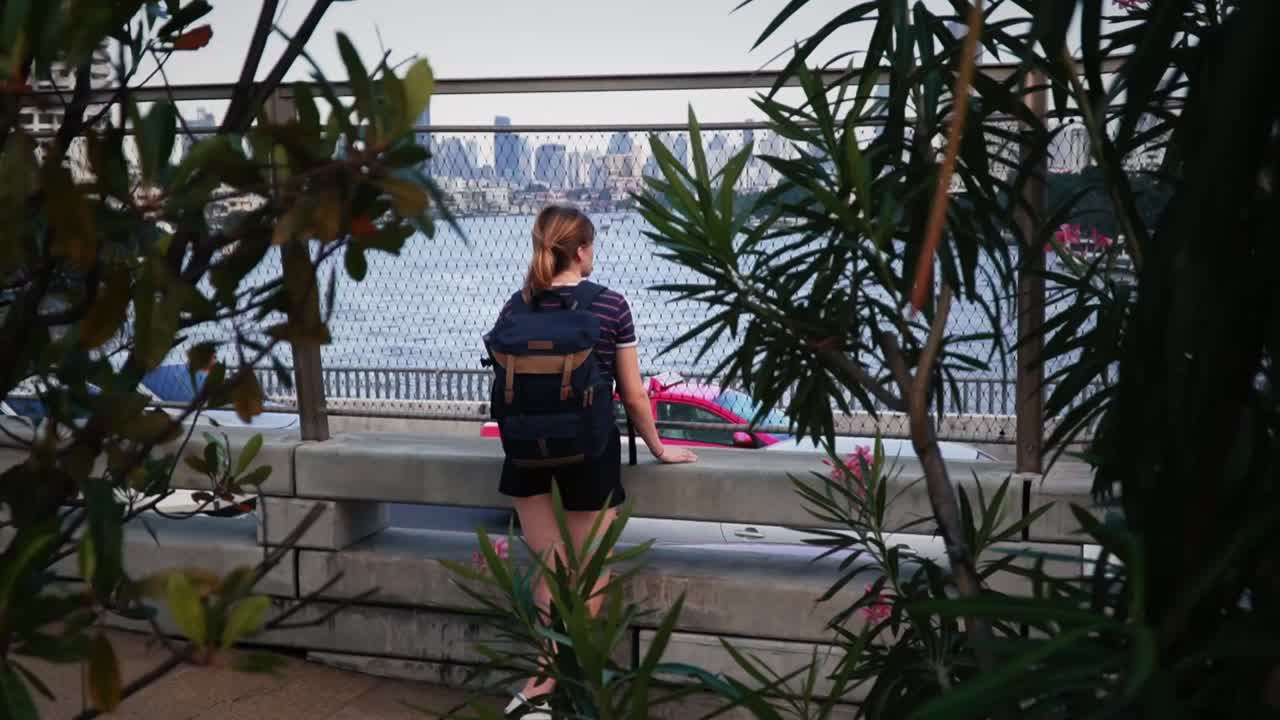 joven mujer europea con mochila explorando bangkok tailandia