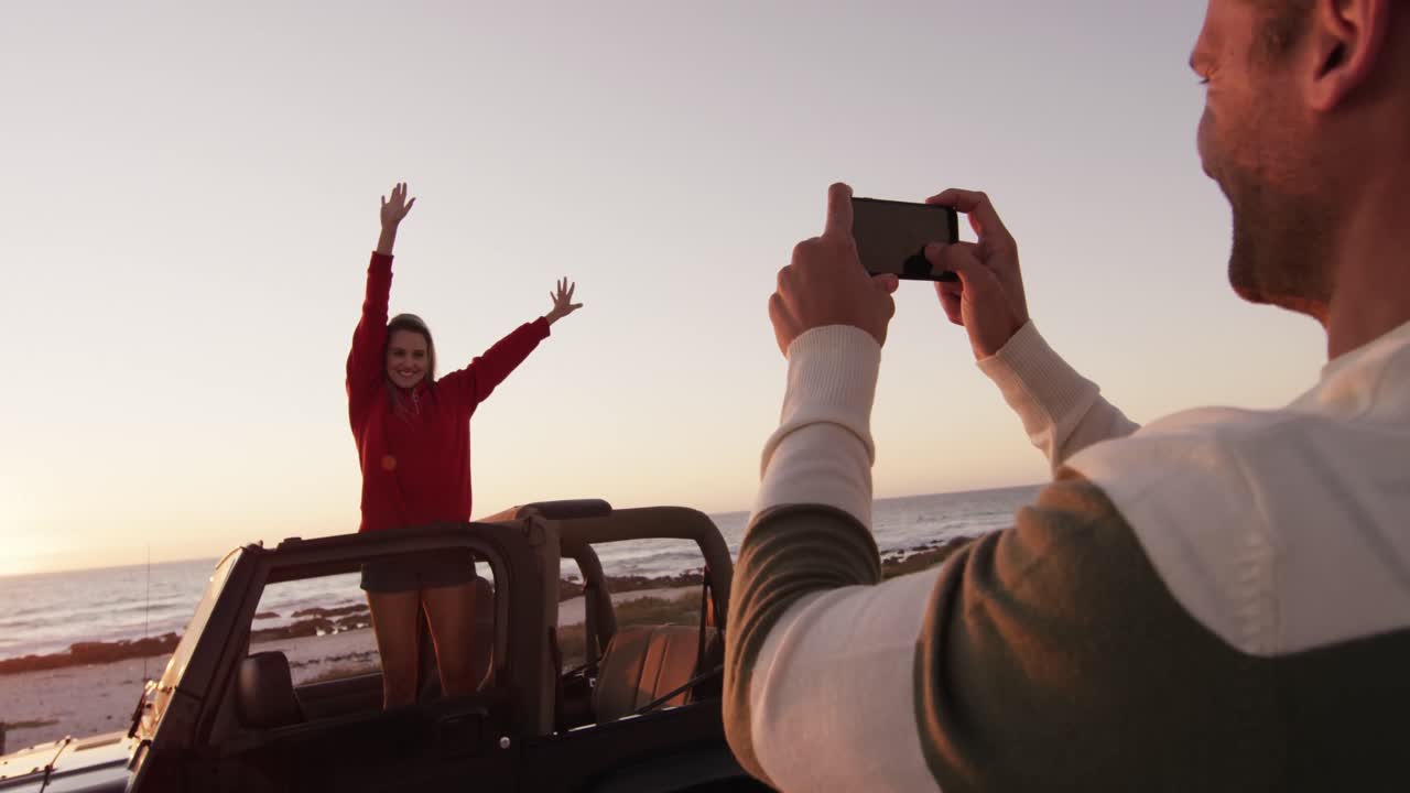 pareja enamorada disfrutando del tiempo libre en un viaje por carretera juntos