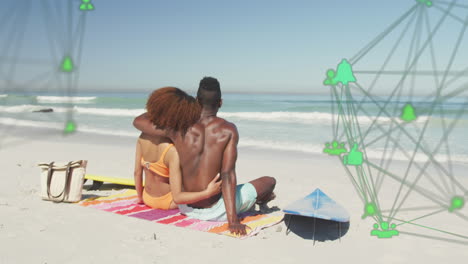 animación de redes giratorias con iconos digitales de redes sociales sobre una pareja abrazándose en la playa