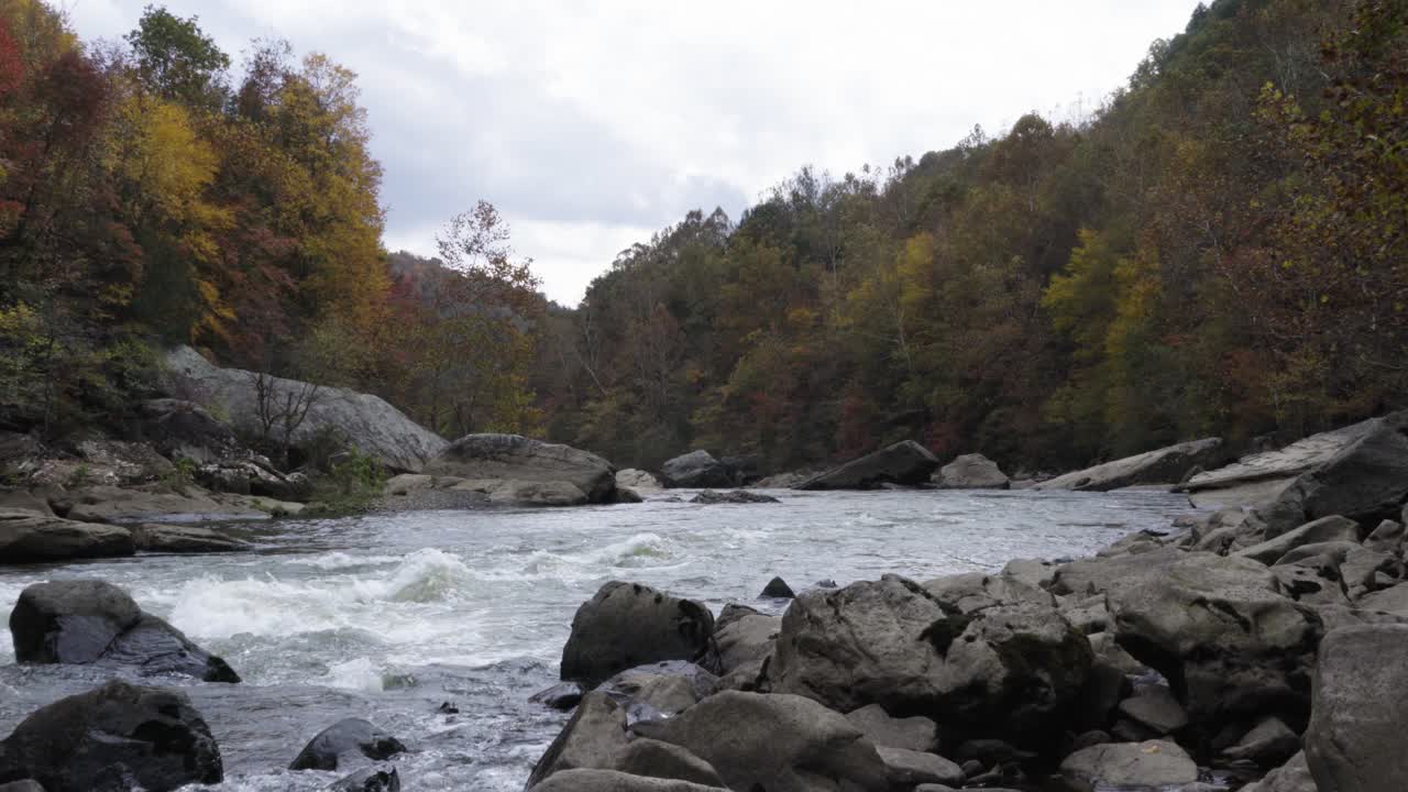 Ripresa dal basso della parte impetuosa della gola del fiume, Virginia Occidentale