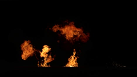 Große-Feuerexplosion,-Bodenfunken-Vom-Unteren-Bildschirmrand,-Schwarzer-Hintergrund,-Transparente-Überlagerung-Mit-Alpha-Matte,-Video-Mit-Großem-Explosionseffekt