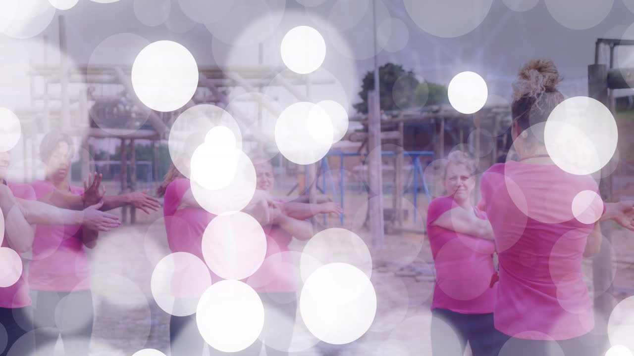 animación de manchas de luz blanca sobre diversas mujeres que se estiran en el entrenamiento del campamento de entrenamiento