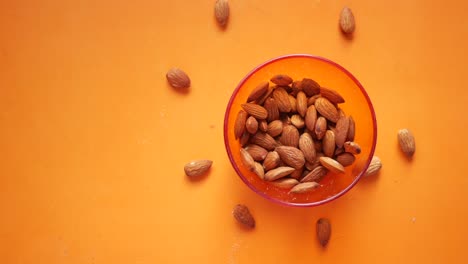 almendras en un cuenco de naranja