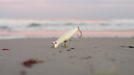 Angelköder-Am-Strand-In-Der-Nähe-Des-Ozeans-Angespült