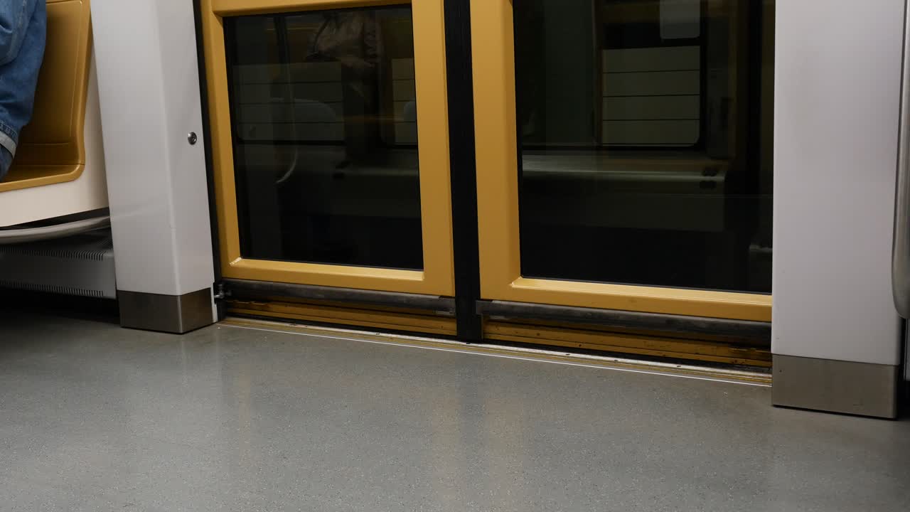 지하철 열차 문과 플랫폼