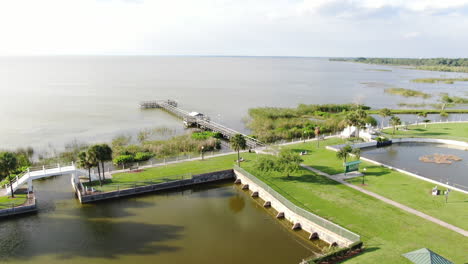 vista panorámica volando sobre el hermoso muelle junto al lago de florida en el lago apopka