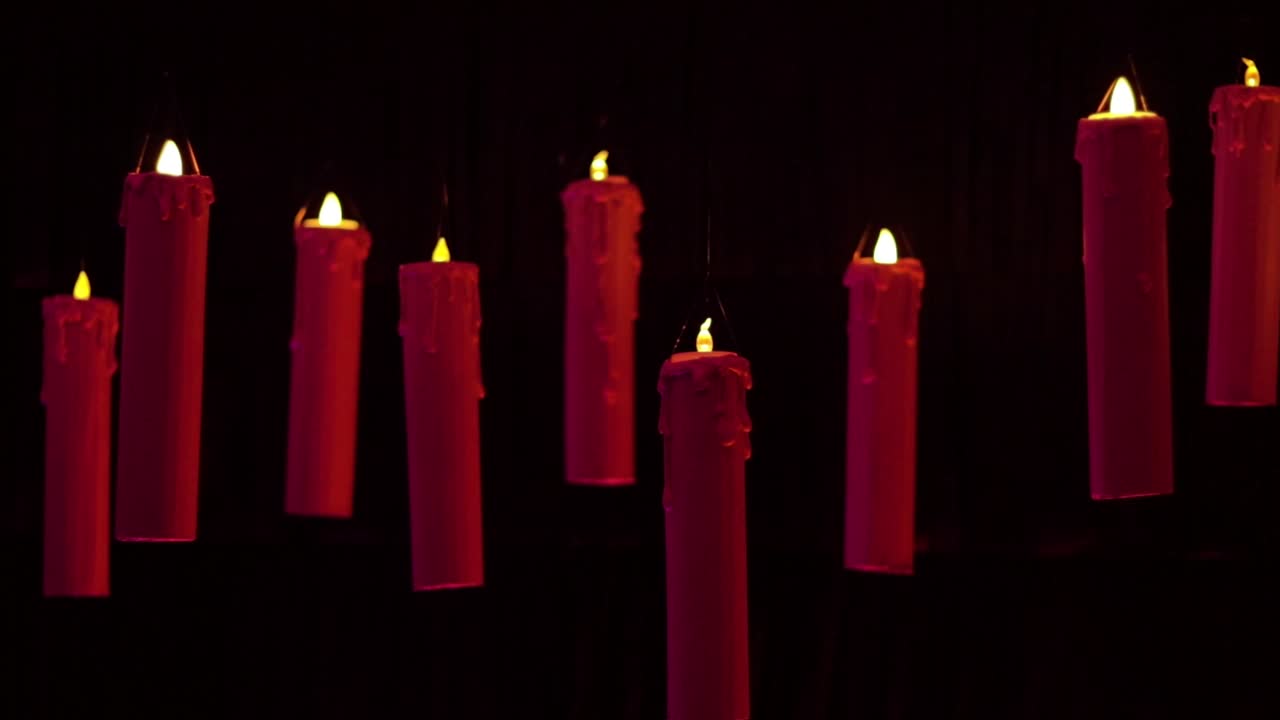 Candele galleggianti fatte a mano al buio