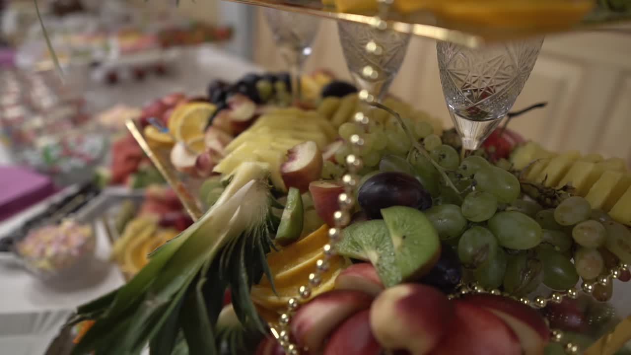 Splendido buffet di frutta festivo