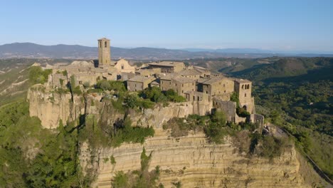 在一個美麗的夏天晚上的civita di bagnoregio的固定空中景色