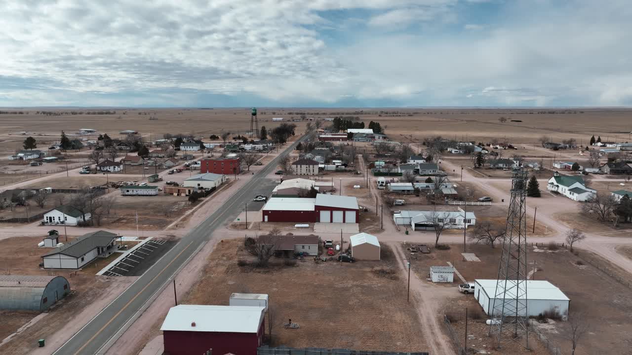 Sorvolo con drone in 4K di una piccola comunità rurale di Grover, Colorado