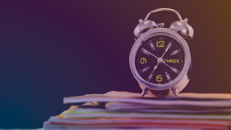 animación de reloj y libros sobre fondo negro
