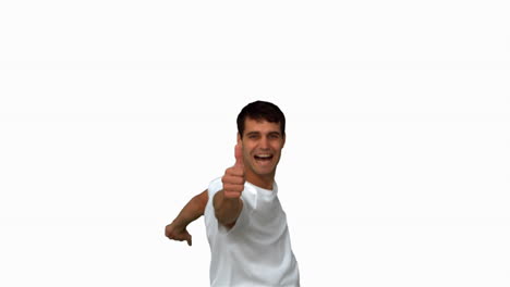 hombre guapo dando pulgares en la pantalla blanca