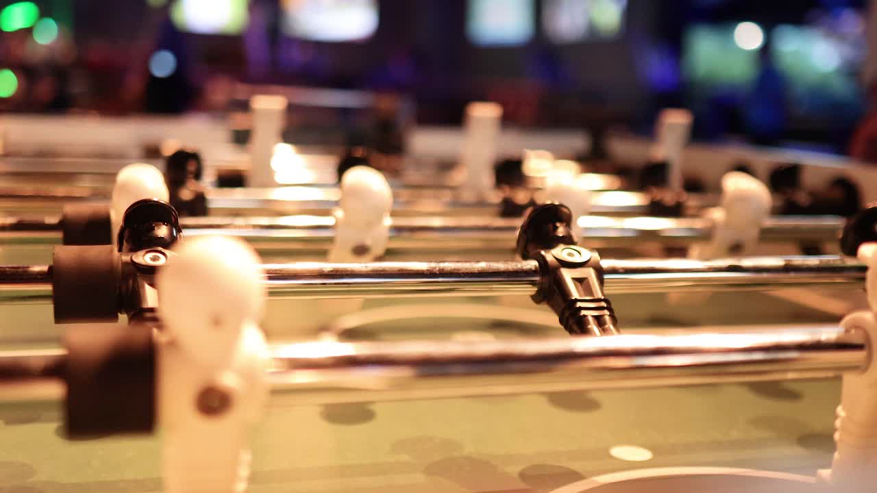 활기찬 방에서 치열한 푸스볼 경기