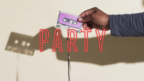 animación del texto de la fiesta sobre la cinta de la mano en fondo beige