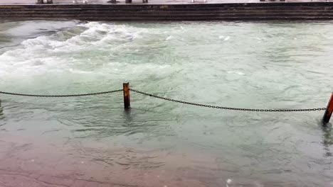 vista del río ganga limpio en un día lluvioso en haridwar, india