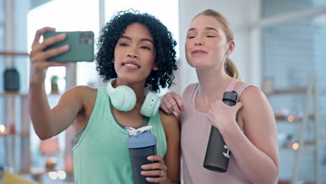 fitness, amigos y selfie en la sala de estar