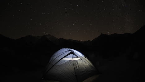 Dolly-Shot-De-Una-Tienda-De-Campaña-Y-Un-Lapso-De-Tiempo-De-Rastro-De-Estrellas-Debajo-Del-Monte-Whitney-En-Las-Montañas-De-Sierra-Nevada-Cerca-De-Lone-Pine-California