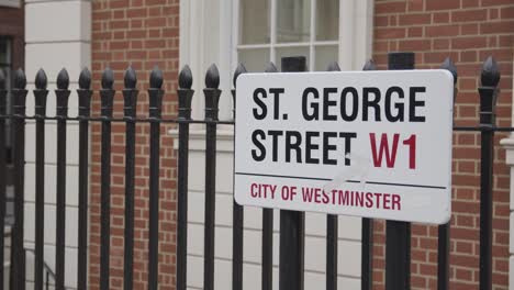 Cerca-Del-Cartel-De-La-Calle-En-St-George-Street-Mayfair-Londres