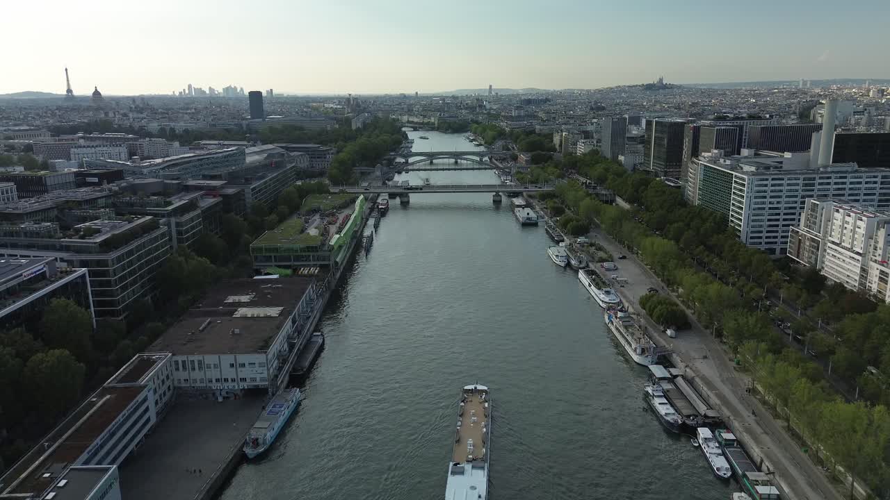 프랑스 파리 시티스케이프에 있는 세인 강 (seine river) 에 있는 오스터리츠 (austerlitz) 항구를 따라 항해하는 배
