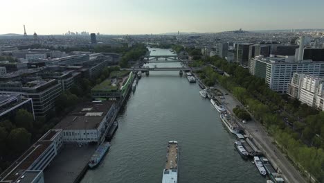 Barco-Navegando-Por-El-Quai-D&#39;austerlitz-En-El-Río-Sena,-Paisaje-Urbano-De-París,-Francia