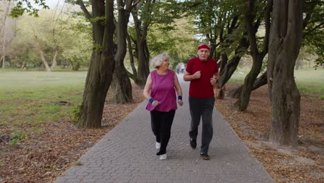 Sportliches,-Reifes-Paar-Mit-Der-Familie,-Das-Zusammen-Joggt.-Älterer-Ehemann-Und-Ehefrau-Machen-Cardio-Workout-Übungen