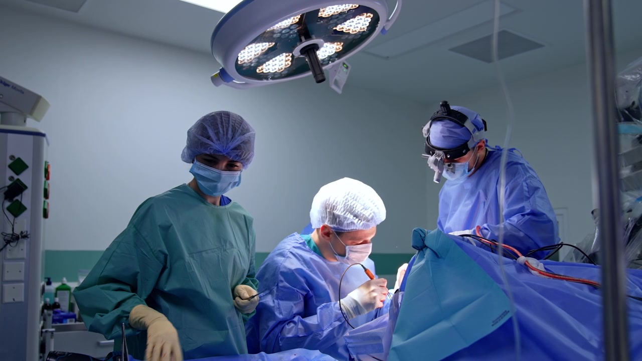 Squadra medica che esegue un intervento chirurgico in sala operatoria