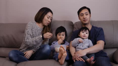 Familia-Disfrutando-Del-Tiempo-Relajándose-Juntos-En-Casa