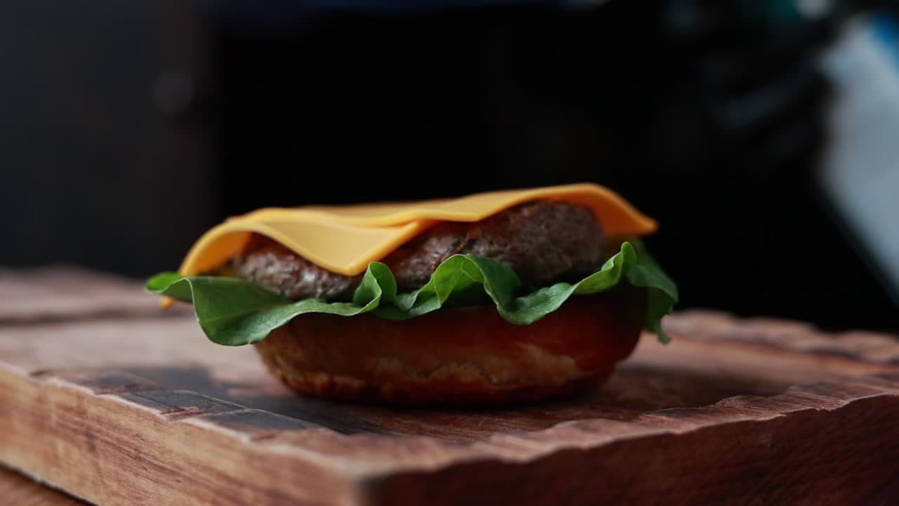 hamburguesa de queso en llamas