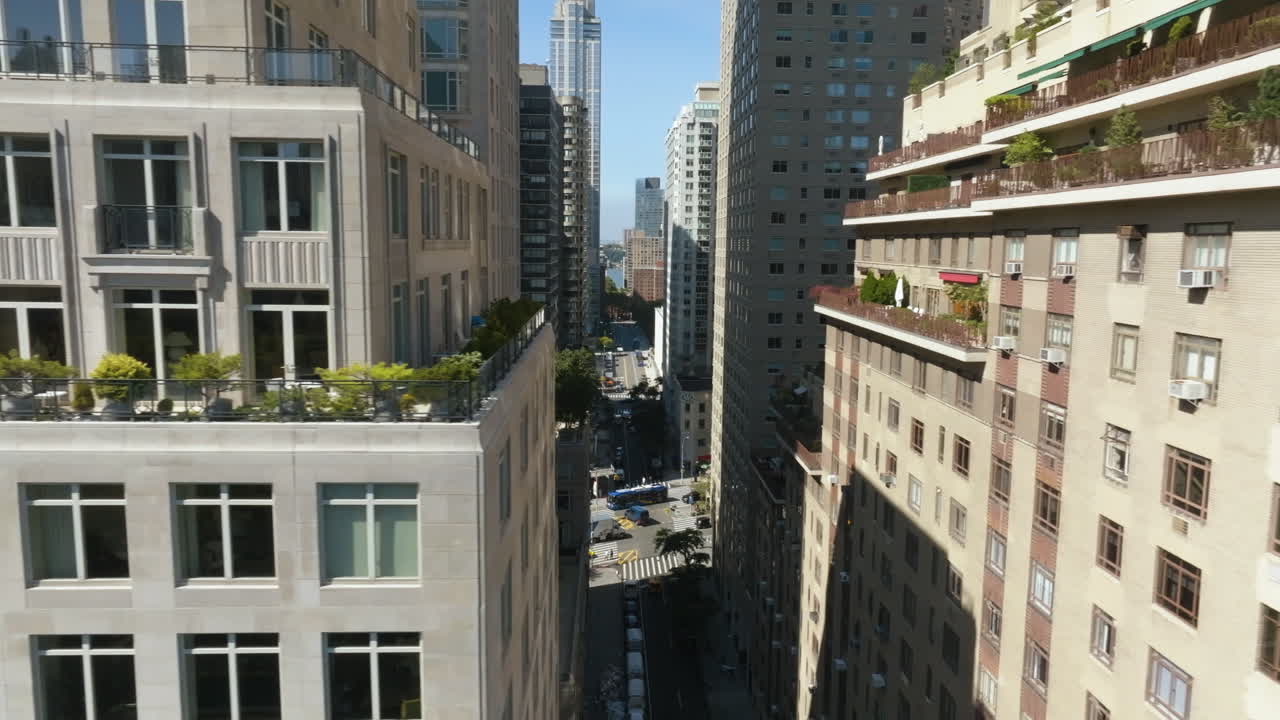 ニューヨークのサンニー・リンカーン・スクエアの西62番街の交通の航空追跡ショット