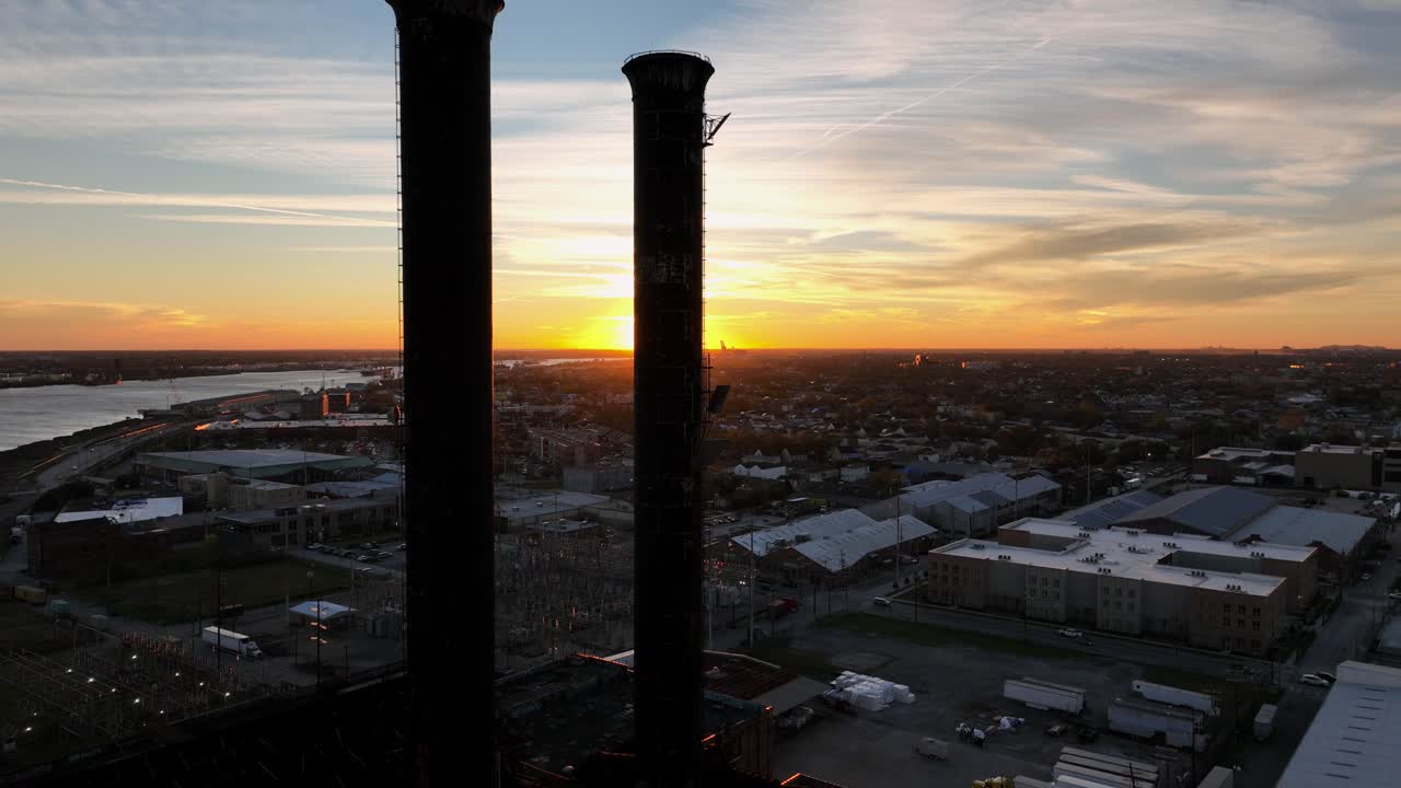 puesta de sol sobre nueva orleans y antigua central eléctrica