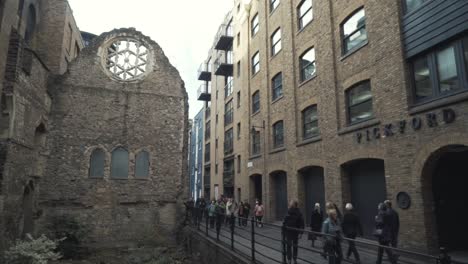 edificio medieval en ruinas en el centro de la ciudad de londres