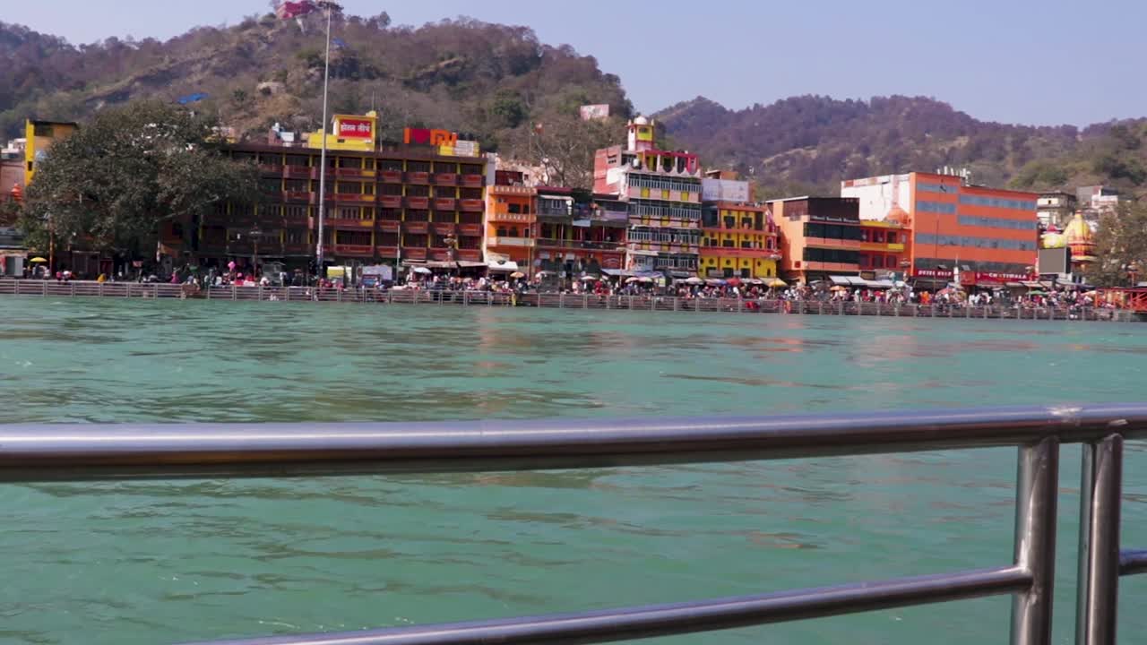 vista de la ciudad en la orilla del río que fluye por la mañana desde un video de ángulo plano tomado en haridwar uttrakhand india el 15 de marzo de 2022